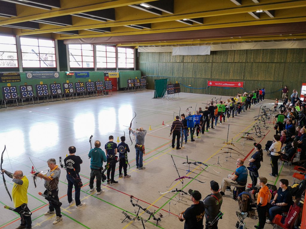 Deutsche Meisterschaft DFBV Halle 2020. Schützen in der Sporthalle beim Bogenschießen.