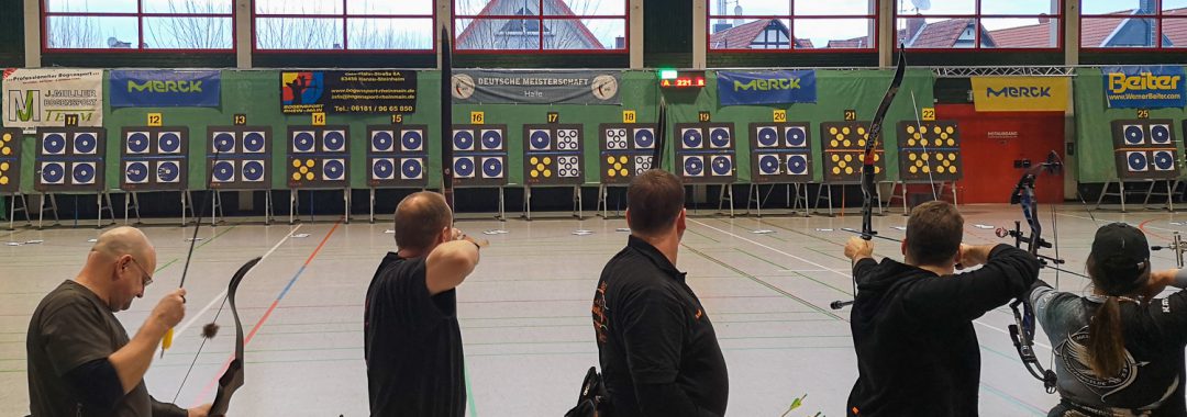 Deutsche Meisterschaft DFBV Halle 2020. Stehende Bogenschützen die auf die Zielscheibe schießen.