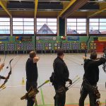 Deutsche Hallenmeisterschaft 2020 des DFBV Deutsche Meisterschaft DFBV Halle 2020. Stehende Bogenschützen die auf die Zielscheibe schießen.