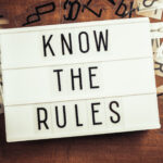 Schild mit dem Schriftzug Know the rules. Regelkunde ist wichtig.
