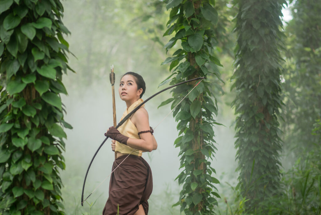 Langbogen mit asiatischer Bogenschützin im Wald